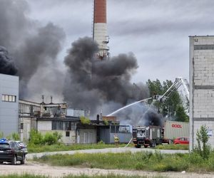 Pożar składowiska opon w Toruniu. Dym widoczny z daleka