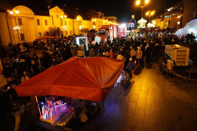 Ciężarówka Coca-cola w Białymstoku! Świąteczna atrakcja przyciągnęła tłumy mieszkańców na Rynek Kościuszki