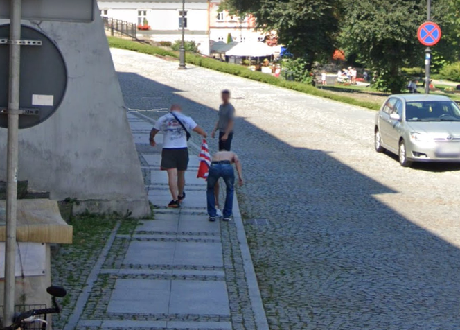 Nieplanowana wymiana koszulek kibiców uchwycona na Google Street View
