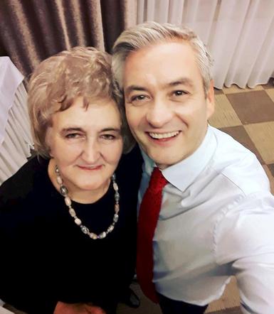 Robert Biedroń znęcał się nad mamą?