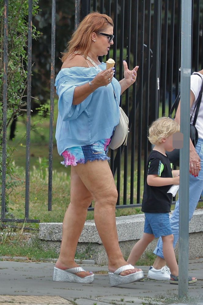 Katarzyna Skrzynecka. Zabrała rodzinę na targ śniadaniowy w kusych szortach