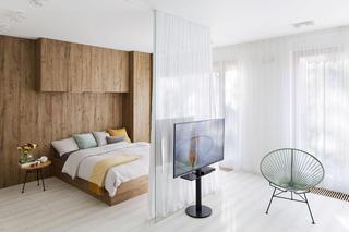 Zabudowa meblowa wokół łóżka