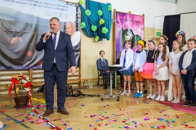 ZOBACZ zdjęcia z inscenizacji ekologicznej z okazji Dnia Ziemi w wykonaniu uczniów siedleckiej Dziesiątki