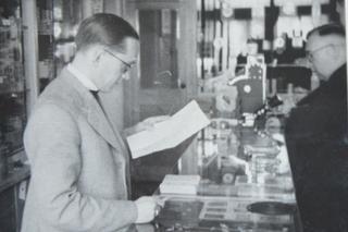 Ten zakład optyczny istnieje od 1910 roku. Przerwał dwie wojny, a przez inflację i ceny prądu grozi mu zamknięcie