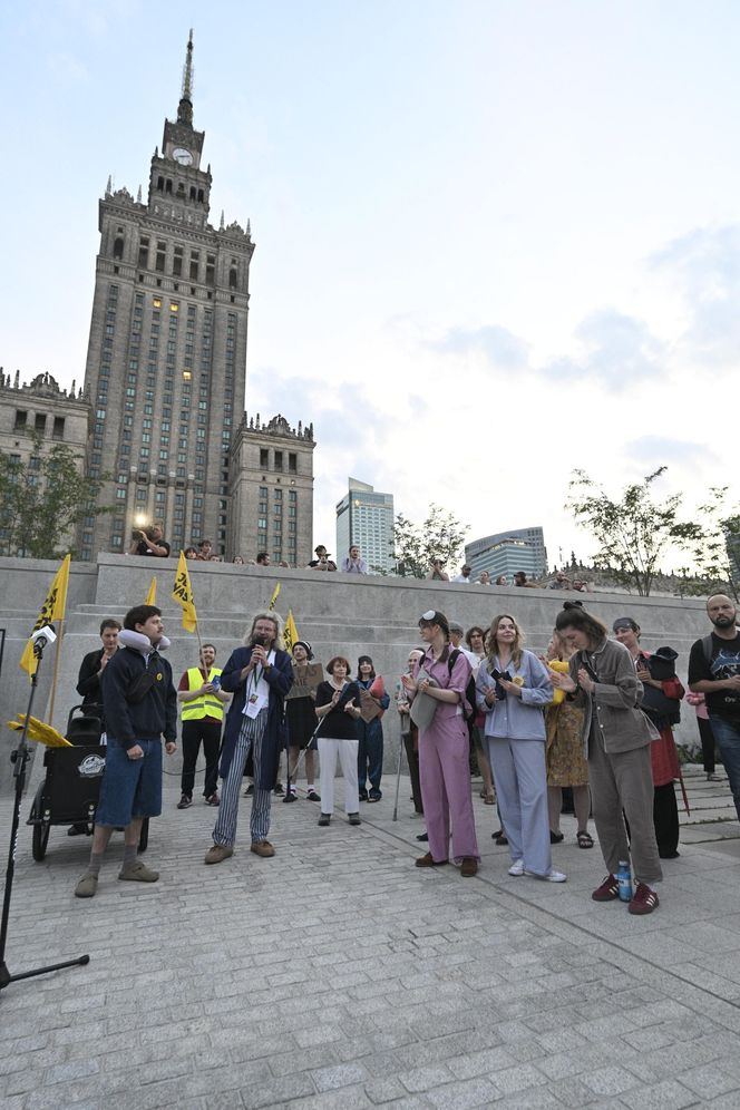 Przeszli przez Warszawę w piżamach i kapciach. Krzyczeli "Chcemy spać!"