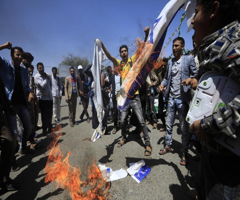Jemeńczycy palą izraelską flagę podczas wiecu wyrażającego solidarność z Palestyńczykami w Strefie Gazy