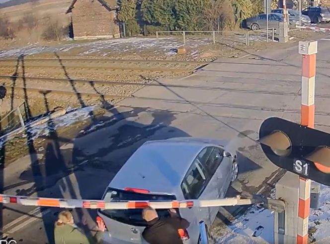 Sekundy dzieliły kierowców od tragedii. Odholowywali zepsute auto z torów po zamknięciu szlabanów