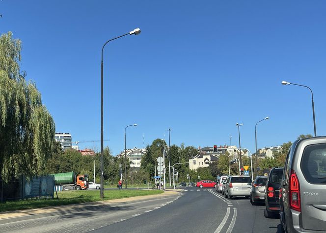 Szambiarka rozszczelniła się po zderzeniu z oplem. Kobieta trafiła do szpitala.
