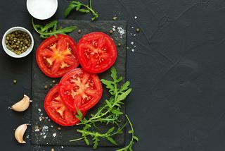 Aromatyczne pomidory z czosnkiem i serem - przepyszna przekąska za grosze!