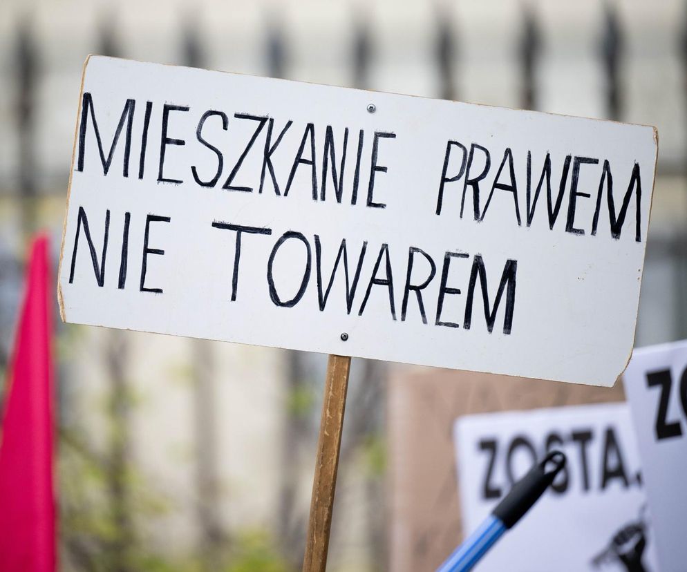 Lokatorzy z Osiedla Przyjaźń protestowali przed ratuszem: Chcemy umów z miastem, nie wysiedleń!