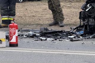 Czołowe zderzenie z nieoznakowanym radiowozem! Ranne cztery osoby, w tym policjanci 