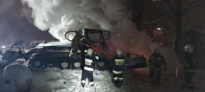 Nocny pożar na stoku narciarskim w Szczawnicy. Ratrak płonął jak pochodnia