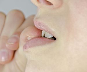 Obgryzanie paznokci - jak się tego oduczyć i przestać? Jak pielęgnować obgryzione paznokcie?