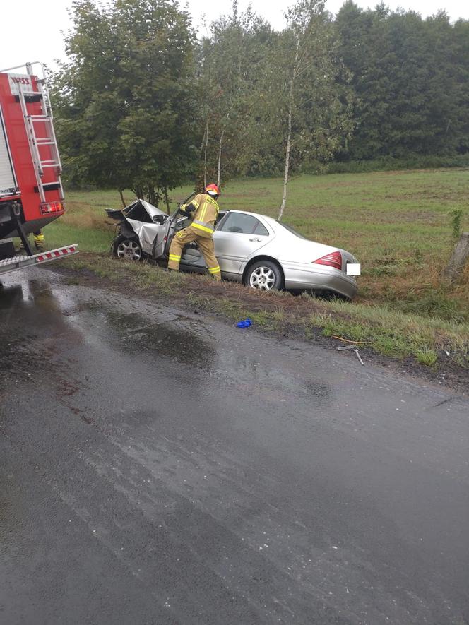 Policja wyjaśnia okoliczności wypadku koło Henrykowa. Czołowo zderzyły się dwa samochody