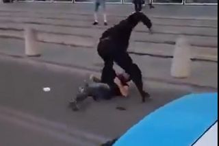 Brutalna bójka na Dworcu Centralnym w Warszawie. Wszystko widać na nagraniu