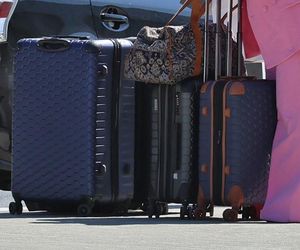 Anna Mucha z rodziną na lotnisku