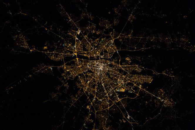 Warszawa nocą sfotografowana z pokładu stacji kosmicznej ISS
