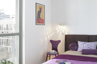 Biała sypialnia z fioletowymi dodatkami