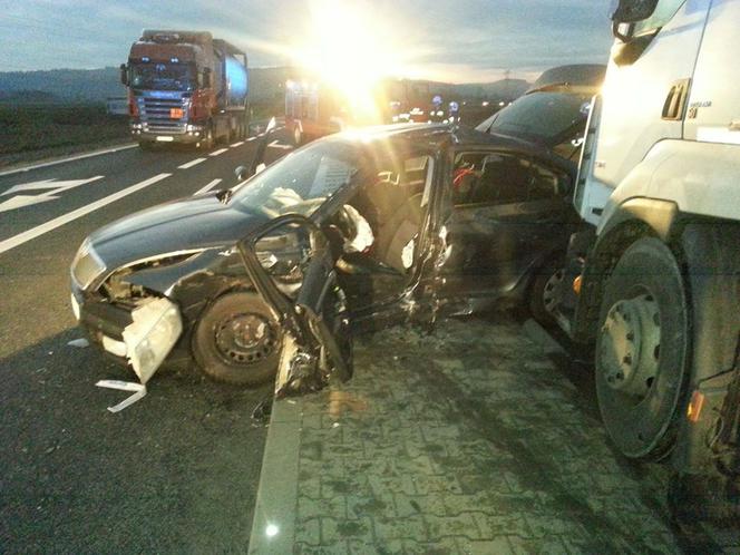 Zderzenie TIR-a z osobówką w Wojniczu. Są poszkodowani! Droga całkowicie zablokowana