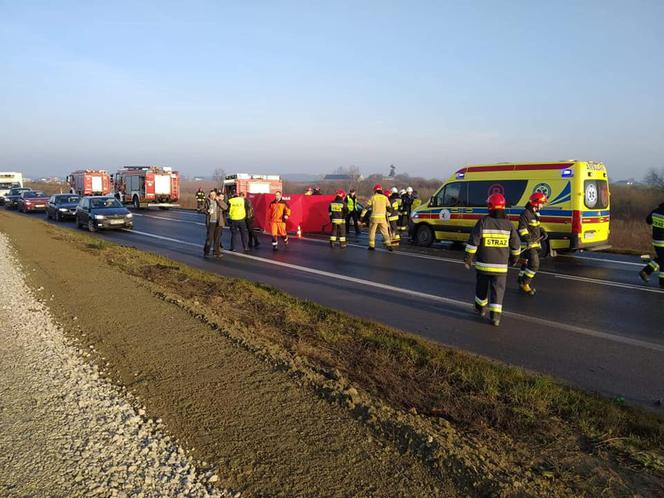 Tragiczny wypadek na DK5 w Trzeciewcu. Nie żyje kierowca samochodu osobowego 