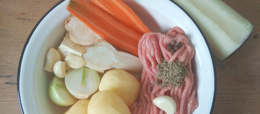 Barszcz biały z klopsikami: instrukcja gotowania krok po kroku