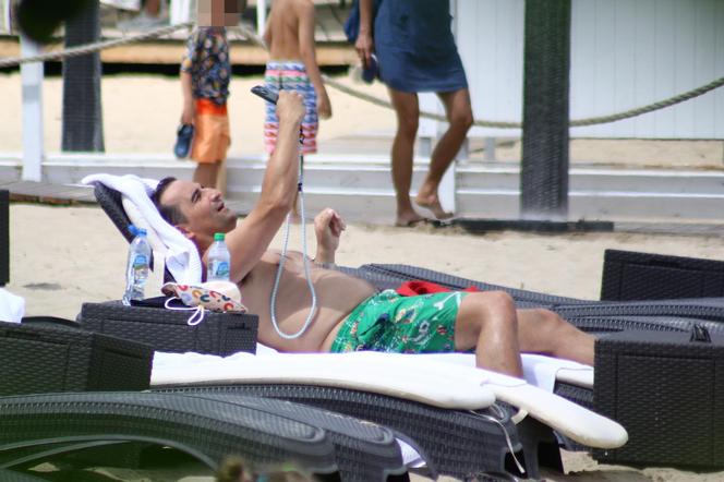 Michał Koterski na plaży z rodziną