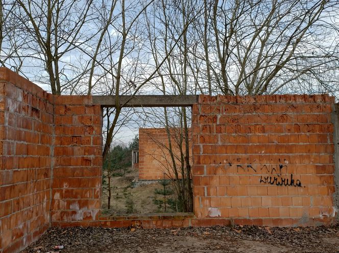 Tajemniczy opuszczony obiekt w Postołowie na Pomorzu. Wybudowano 144 krypty i nie dokończono budowli 