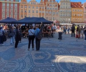 Gitarowy Rekord Świata 2024 we Wrocławiu rozpoczęty! Tak od samego rana wygląda teraz Rynek 