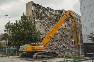 Słynny stoczniowy szpital znika z Gdańska. Trwa wyburzanie budynku