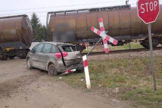 Samochód uderzył w pociąg towarowy