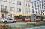Łódź. Tramwaj wykoleił się po zderzeniu z autem. Zatrzymał się kilkanaście centymetrów przed budynkiem