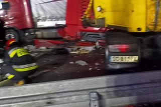 Dramatyczny wypadek na autostradzie A1. Doszło do zderzenia dwóch ciężarówek. Droga jest całkowicie zablokowana. Utrudnienia mogą potrwać kilka godzin