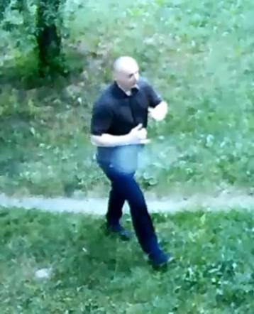 Krakowska policja szuka tego mężczyzny. Wyszedł z tramwaju za 32-latkiem i brutalnie go pobił! [ZDJĘCIA]