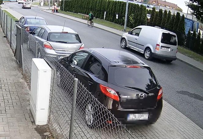 Wyprzedzając nastolatka na skrzyżowaniu, kobieta zajechała mu drogę