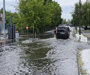 Nawałnica nad Gnieznem. Miasto zalały strumienie wody po ulewie i gradobiciu [ZDJĘCIA].