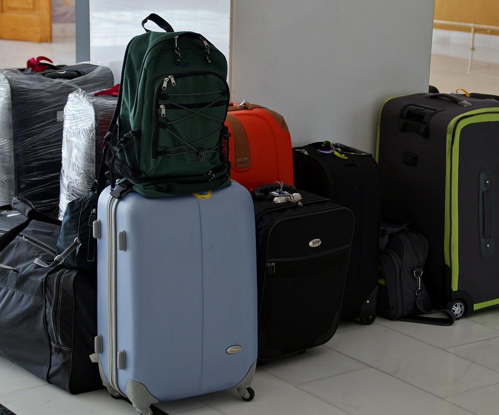 Podróżni owijają walizki folią. Po co? Odpowiedź może zaskoczyć