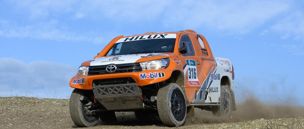 Nowa generacja Toyoty Hilux gotowa na Rajd Dakar 2016