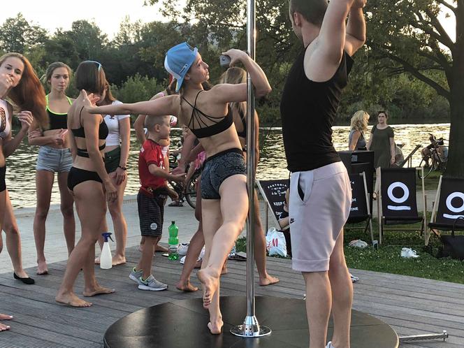 ESKA Summer City ćwiczyła pole dance na plaży razem z Pole Dance Insitute