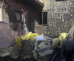 Zapalił się samochód, ogień zajął dom. Dramatyczny pożar w Jabłonnie