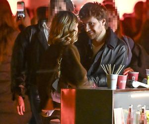 Maciej Musiał całował ukochaną na balkonie