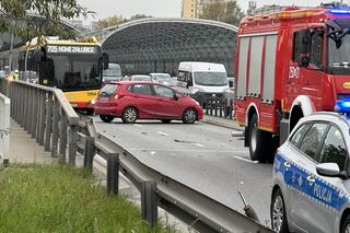 Wypadek na S8 w Warszawie, są ranni. Samochód dachował
