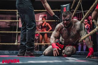 Okrutny nokaut na Popku! MAMY WIDEO! Jeden brutalny cios i padł jak ścięty. Obrazki mrożące krew w żyłach!