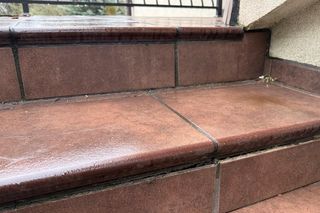 Widok odpadających lub popękanych płytek na balkonach, tarasach lub schodach przed domem jest dobrze znany w naszym klimacie