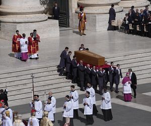 Zaczął się pogrzeb papieża Franciszka. Jedna z największych takich ceremonii w histori