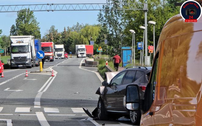 Peugeot i nissan roztrzaskane na drodze. Dramatyczny wypadek pod Sochaczewem 