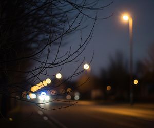 Zatrzymał się przed wiaduktem i włączył światła awaryjne. 31-latek zginął pod kołami opla! Wypadek pod Łowiczem