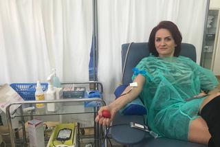 Bernadeta Krynicka oddaje krew. Prezydentowi Gdańska życzy szybkiego powrotu do zdrowia