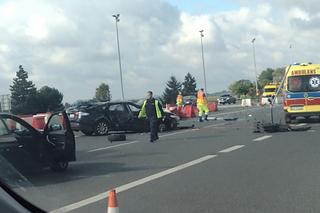 Wypadek na bramkach na krakowskich Balicach. Auto kilkukrotnie dachowało