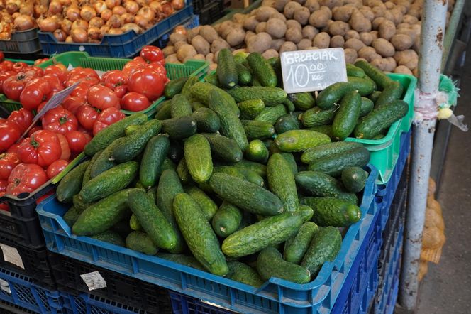 Wiosenne warzywa i owoce na poznańskich targowiskach