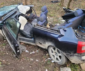 Osobówka straciła dach po zderzeniu z autobusem! Strażacy ratowali zakleszczonego rannego